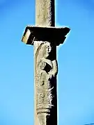 Détail de la sculpture de la Vierge à l'Enfant, sur la croix.