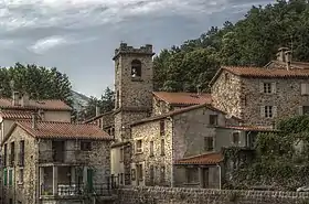 L'église Saint-Sauveur au centre du village.