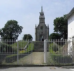 La chapelle du Calvaire, sur la base de la tour de l'ancien château.
