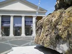 Place du Théâtre et façade depuis la Fontaine Olof Palme.