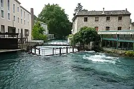 La Sorgue à Fontaine-de-Vaucluse à 1,53&nbsp;mètre.