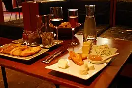 Vins rouge et blanc des comtés-rhodaniens dans un bouchon lyonnais