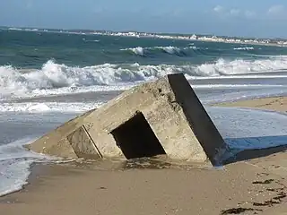 Un blockhaus semi ensablé.