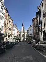 La façade principale l'église Saint-Boniface d'Ixelles en perspective depuis la rue Saint-Boniface