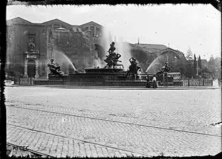 La fontaine des Naïades modernisée et la nouvelle façade de la basilique, après 1911. Photographie de Joaquim Morelló i Nart&nbsp;(ca).