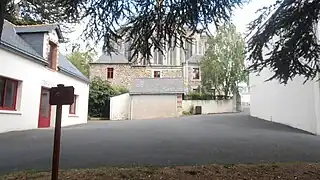 Derrière l'église se trouve le bâtiment de la mairie avec le foyer des jeunes, le bureau de poste et la bibliothèque.
