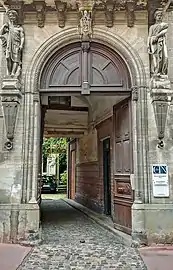 Le porche de l'hôtel Bernet.