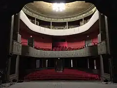 Salle du théâtre vue depuis la scène.
