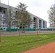 La tribune Pierre Faurand vue de l'extérieur.