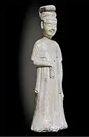 Danseuse. Statuette funéraire (mingqi) en terre cuite, traces de glaçures sur engobe blanche. Fin de la dynastie Sui début dynastie Tang (VIIe&nbsp;siècle). H 22,5&nbsp;cm.