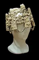 Coiffe de lama destinée aux cérémonies d’exorcisme Népal; os de yak; XIXe siècle.