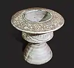 Support de coupe. Cizhou. Grès, engobe crème et brun. H 14, D 17 cm. Chine du Nord, fin Song - début Yuan, XIIe – XIIIe siècle