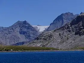 Vue depuis le lac Rond au col de la Vanoise au nord-ouest des pointes des Broès à gauche et du Vallonnet à droite encadrant le glacier du Vallonnet en août 2022.