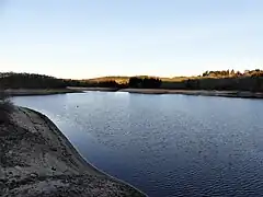 Le lac vu depuis le barrage.