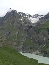 Vue sur le lac artificiel de Mauvoisin et le glacier du Giétro (orientation est, 2006). Le glacier suspendu occupe le centre de la photographie et le sommet du Pleureur le côté gauche.
