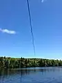 Une ligne électrique traversant le bassin ouest du lac