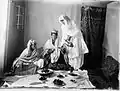 Ladies of the royal harem enjoying an Afghan meal - Femmes portant la partoug de Firak&nbsp;(en) au harem de Kaboul (Afghanistan)