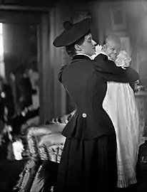 Beatrix, marquise de Beresford&nbsp;(en) (1877-1953), et sa fille Blanche (1898).