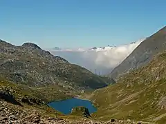 Le lac et le refuge Barbellino depuis le chemin menant au Passo di Pila.