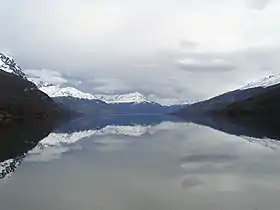 Lac Julio Roca Ses rives sont recouvertes d'un dense manteau forestier et seul un camping est établi sur sa rive. Tout près se trouve la Cascada de los Alerces (Cascade des Cyprès) sur le río Manso, une destination  touristique très populaire.