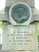 Monument érigé le 12 octobre 1913 en la mémoire du lieutenant aviateur A. Boncour.