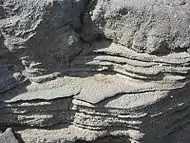 Brut congelé en couches à 30&nbsp;mètres du puits en éruption. Image de mars 2008 montrant une zone de 25&nbsp;cm de travers.