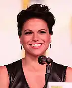 Lana Parrilla interprète Regina Mills / la Méchante Reine / Roni.