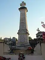 Le monument aux morts adossé au cimetière (sept.&nbsp;2012)