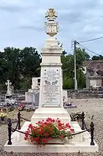 Le monument aux morts derrière l'église dans le cimetière (août&nbsp;2011).