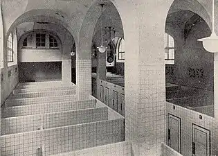 Landesbad, salle de bain pour hommes avec 37 cellules individuelles (1923)