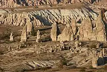 Cheminées de fée formées et en formation.