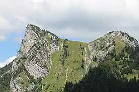 Vue du roc Lancrenaz (à droite) et de la roche Murraz (à gauche) depuis le col de l'Aulp au sud-est.