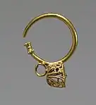 Un panier, boucle d'oreille typique des Lombards au VIe&nbsp;siècle.