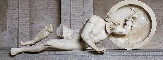 Guerrier nu (Laomédon ?). Fronton Est, angle gauche, L 1,845&nbsp;m. Déjà « style sévère », 490-480.