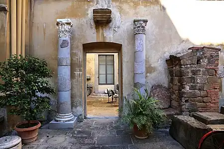 Fragments de l'amphithéâtre conservés au musée archéologique national.