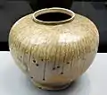 Jarre à col court. (Couverte de cendre de bois, ou émail naturel de cendre). Four de Sanage, type shirashi. IXe&nbsp;siècle, Heian. Musée national de Tokyo