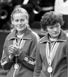 Ioulia Safina (à droite) à côté de Larissa Savkinasur le podium olympique en 1980.