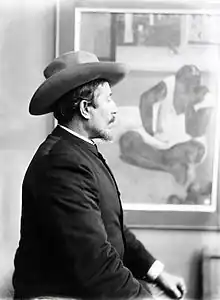 Paul Gauguin devant La Boudeuse lors d'une exposition en 1893.