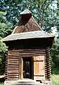 Une chapelle en bois dans la forêt de Rąbiń.