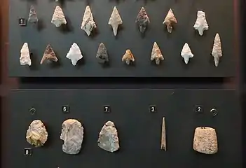 Outils du Néolithique récent, échelle : H. d'un numéro : 1&nbsp;cm. Tumulus du Montabout, Pamproux (Deux-Sèvres).