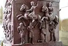 Sarcopage dit « d'Hélène ». Côté droit. Porphyre rouge ou porphyre impérial, H. 2,42 x L. 2,68 m. 310-320. Musées du Vatican, mausolée d'Hélène