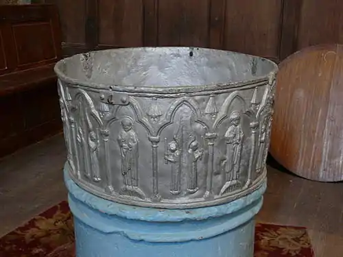 Les fonts baptismaux (XIIIe&nbsp;siècle) de l'église Saint-Firmin.