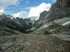À proximité du col dei Bos, vue en arrière sur le val de Travenanzes traversé plus tôt.