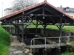 Le lavoir de Buas, à Châlus, traversé par la Tardoire naissante