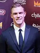 Alan Ritchson incarne Hank Hall / Hawk