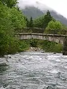  Vue d'un pont en pierre sur Le Borne.
