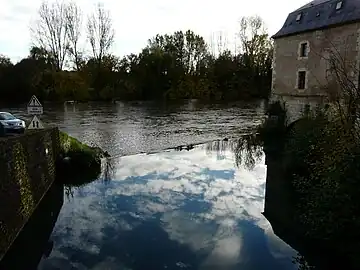 Le ruisseau de Ladouch au premier plan se jette dans la Vézère au second plan.