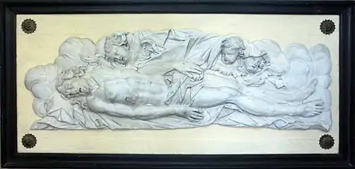 À gauche Guillaume de Paris (XIIIe&nbsp;siècle), au centre le Christ mort, et à droite la dalle de Thierry de Machault et de son épouse.