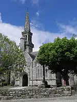 L'église Notre-Dame du Juch, clocher et flanc sud.