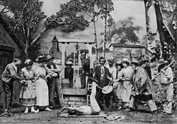 L'acrobate attire l'attention des passants.